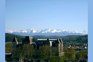vue sur les Pyrnes et le chateau Henri IV depuis la grande roue place de verdun  PAU