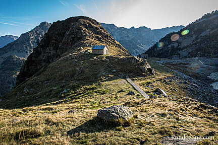 Lacs de Madamète en boucle par le col de Tracens La cabane est au soleil