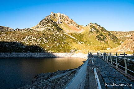 Lacs de Madamète en boucle par le col de Tracens On marche sur le barrage