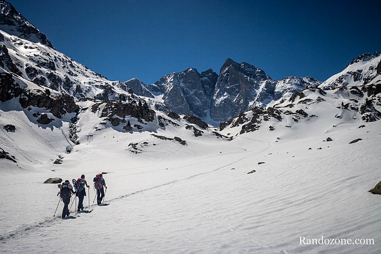 Randonnée dans la neige vers le refuge des Oulettes de Gaube