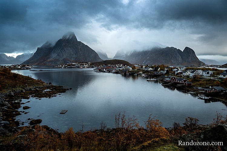 Point de vue sur Reine depuis le parking Randonnée à Reinebringen dans les Lofoten