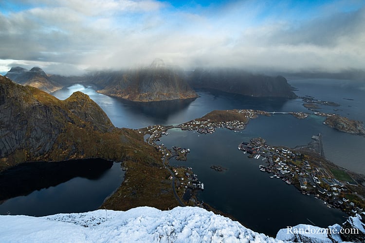 Vue sur Reine et le lac depuis Reinebringen Randonnée à Reinebringen dans les Lofoten