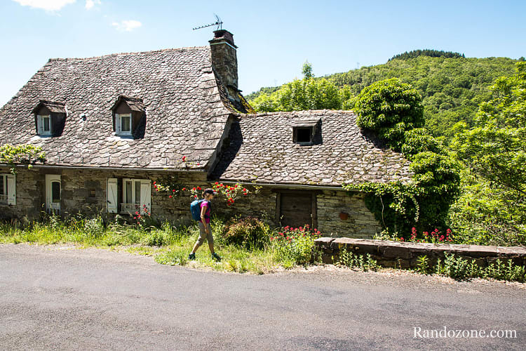 La maison où commence le sentier, juste sur la droite