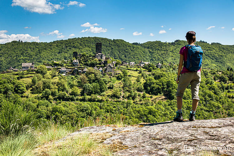 Replat qui offre un superbe panorama sur le château de Valon