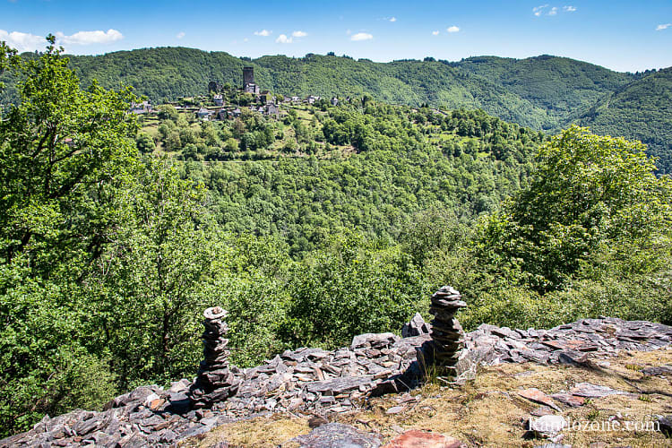 Cairns et château de Valon