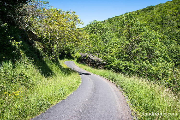 Nous marchons un peu le long de la route