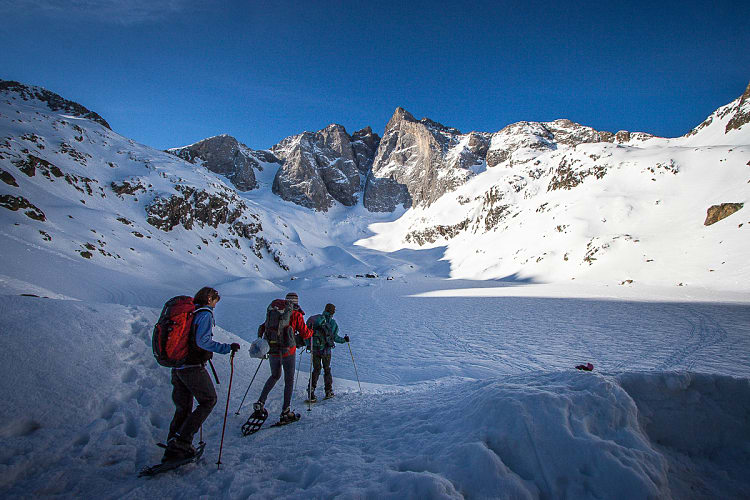 Raquettes à neige devant le Vignemale dans les Pyrénées