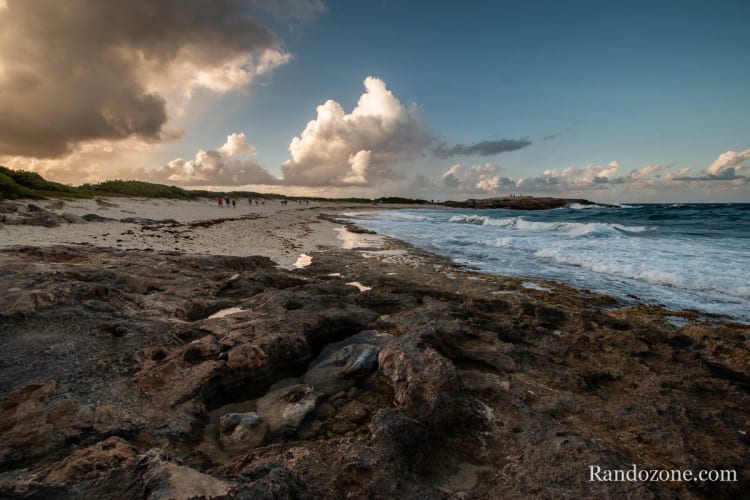 plage au soleil couchant sur la Pointe des Châteaux