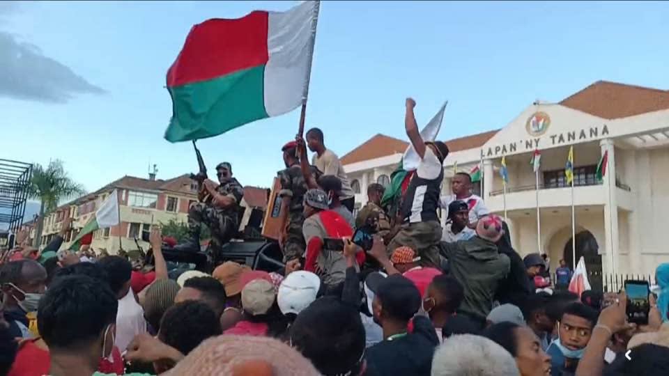 Image de couverture de 60% des Malgaches acceptent une intervention militaire si les dirigeants élus abusent de leur pouvoir