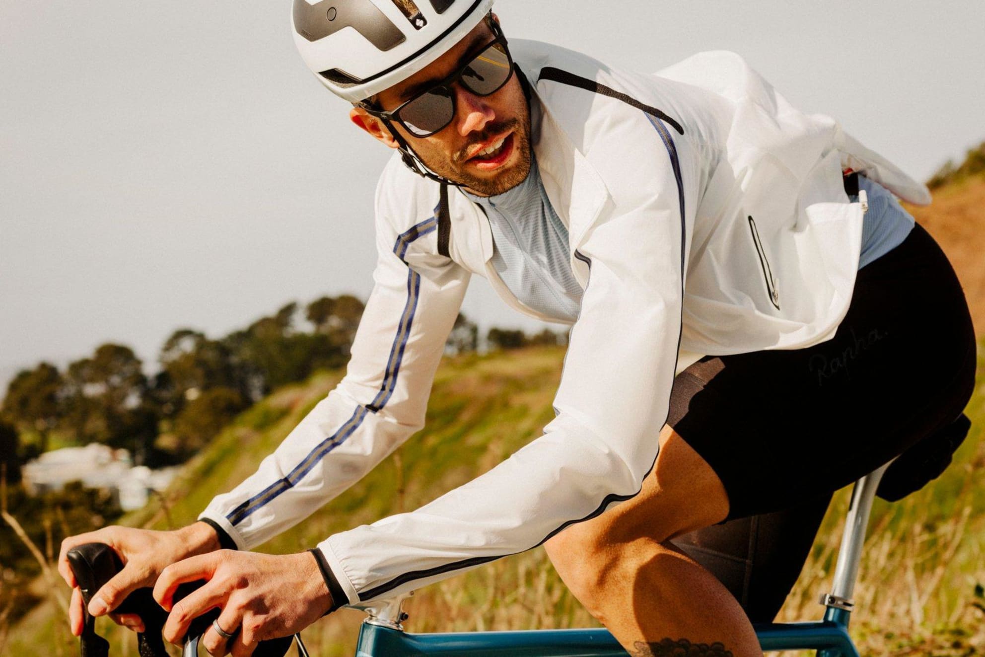 Cycliste Homme Dans Un Casque De Vélo Et Des Lunettes Transparentes Sur  Fond Clair