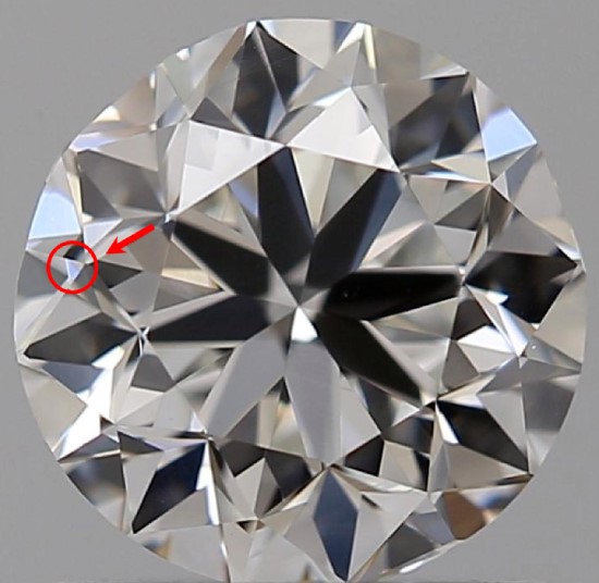 A round diamond against a gray background has a red circle and arrow pointing to an extra facet on the table