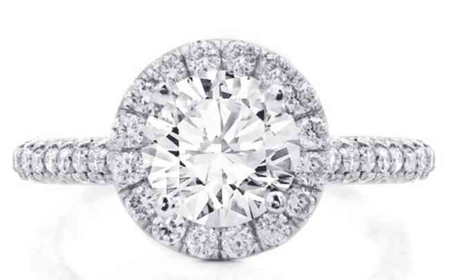 Round diamond in a halo ring 