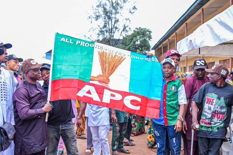 2023: OLASOJU WELCOMES PDP DECAMPEES TO APC IN ISOLO