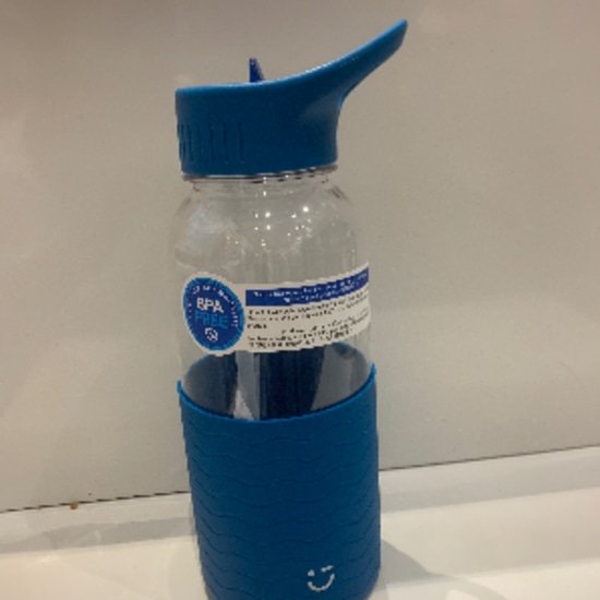 Plastic water bottle with handle and solid color sleeve (blue)