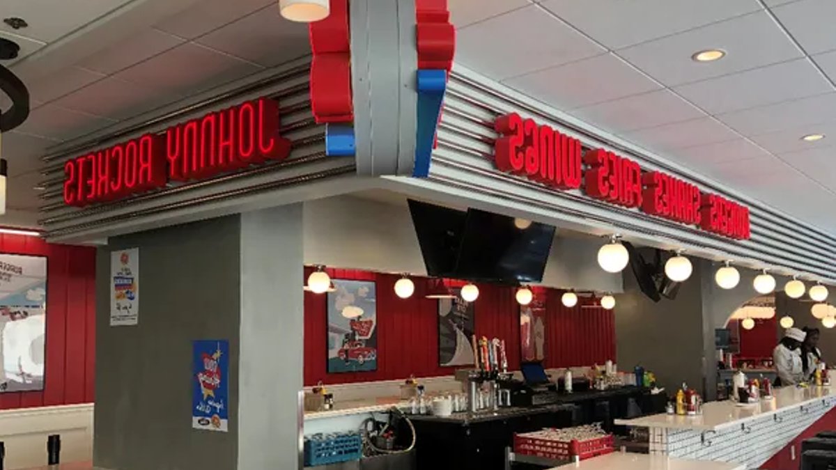 Restaurants rely on staff gimmicks to attract customers Restaurants rely on staff gimmicks to attract customers - restaurant staff