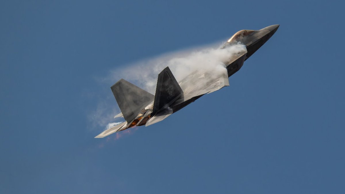 US Relies on Costly F-22 Fighter Jets