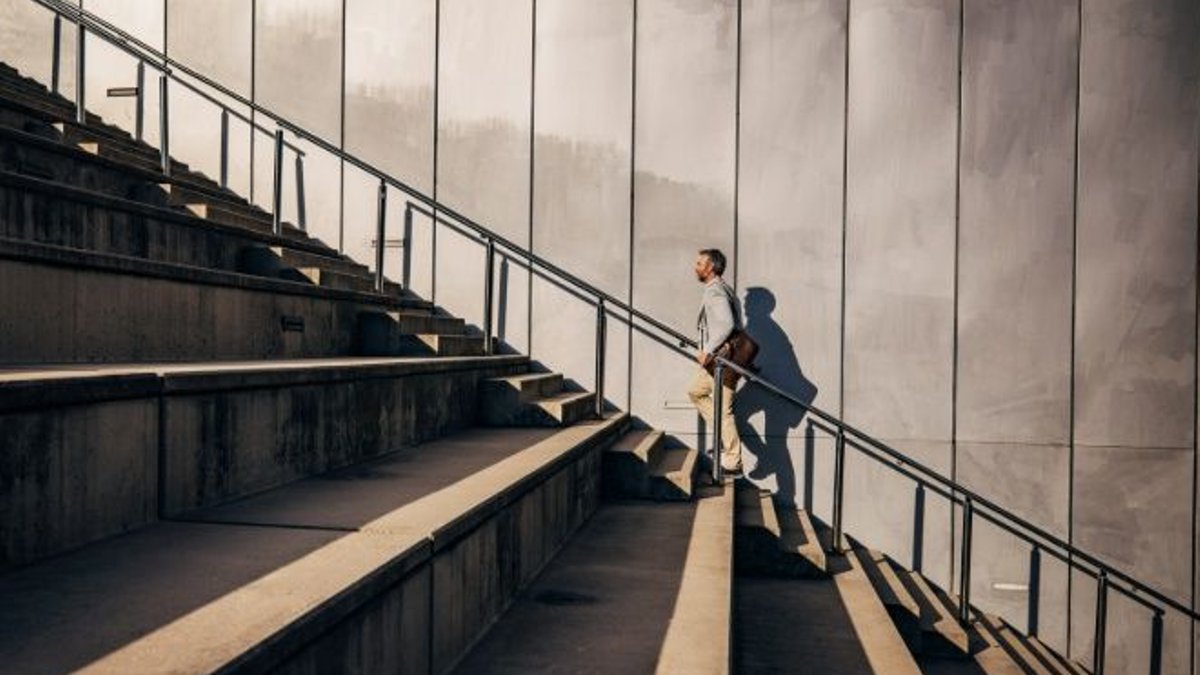 Stair climbing cuts heart death risk sharply - heart disease risk
