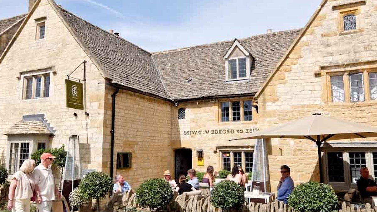 Charming Cotswolds hotel earns top marks - cotswolds hotel