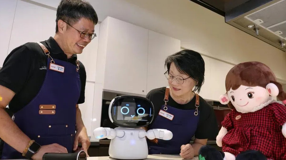 Seniors-Only Tech Cafe Opens in Bedok to Lend Health Gadgets Seniors-Only Tech Cafe Opens in Bedok to Lend Health Gadgets - health gadgets for seniors
