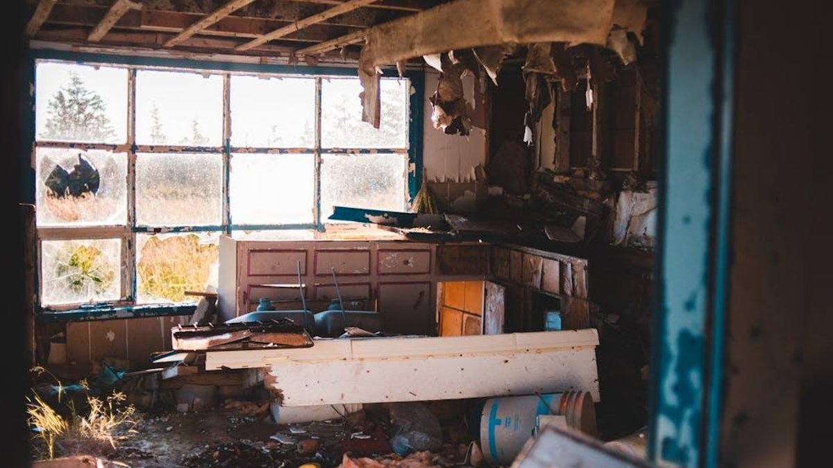 Cash buyers tackle hoarder home cleanouts Cash buyers tackle hoarder home cleanouts - hoarder home