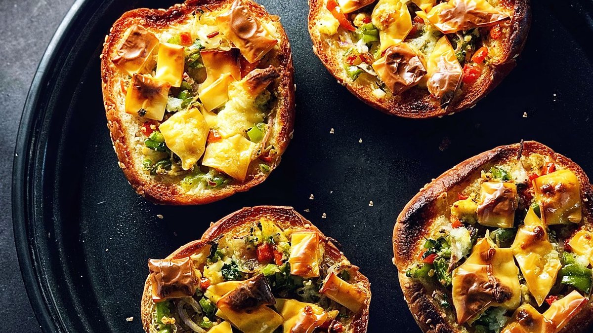 Mini Pizzas Perfect for Cocktail Hour