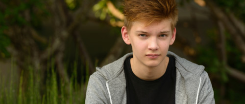 Porträtt av tonårskille.