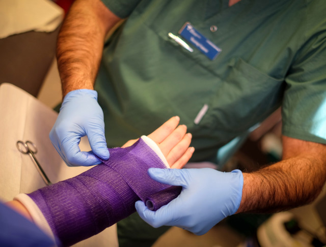 Patient får arm gipsad