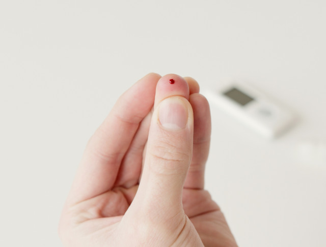 Diabetespatient tar blodprov.