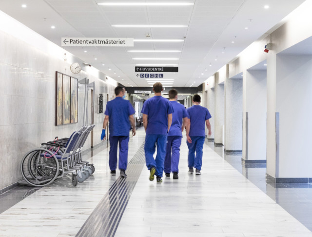 Sjukvårdspersonal i korridor