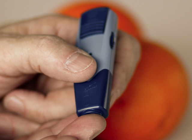 En person tar själv blodprov i fingret.
