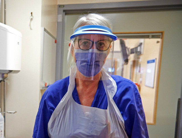 Vårdanställd i skyddsutrustning.
