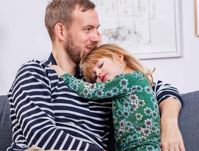 En pappa med sin lilla dotter.