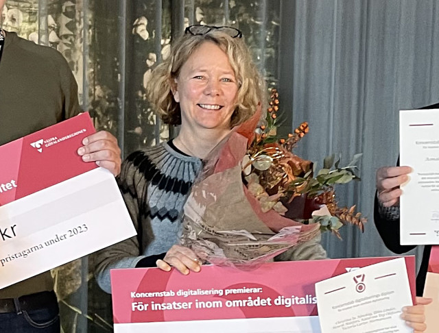 Katarina Eeg Olofsson mottar priset.