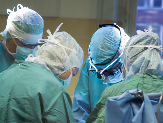 Vårdpersonal under operation.