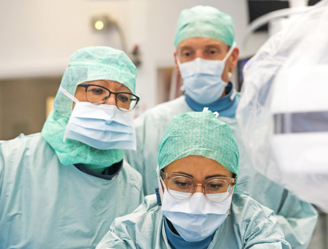 Sjukvårdsanställda under operation