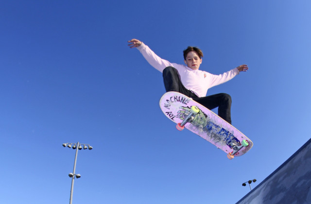 Tonårskille åker skateboard