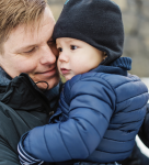 Pappa med barn i famnen