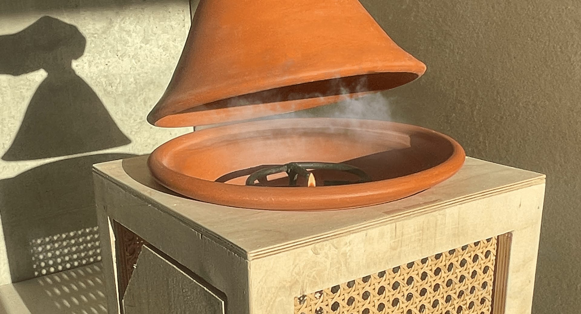 Tagine based low-tech stove that uses oil and cotton for energy