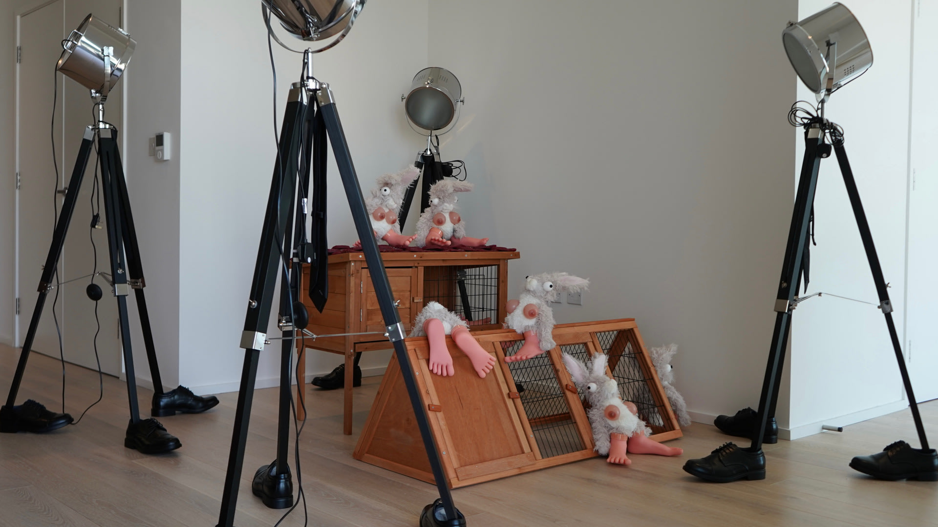 Tingting Lou
Installation
Miss Bunnies Under the Gaze
250cm × 250cm
Silicone, Fabric, Metal, Wood, Plastic
2023