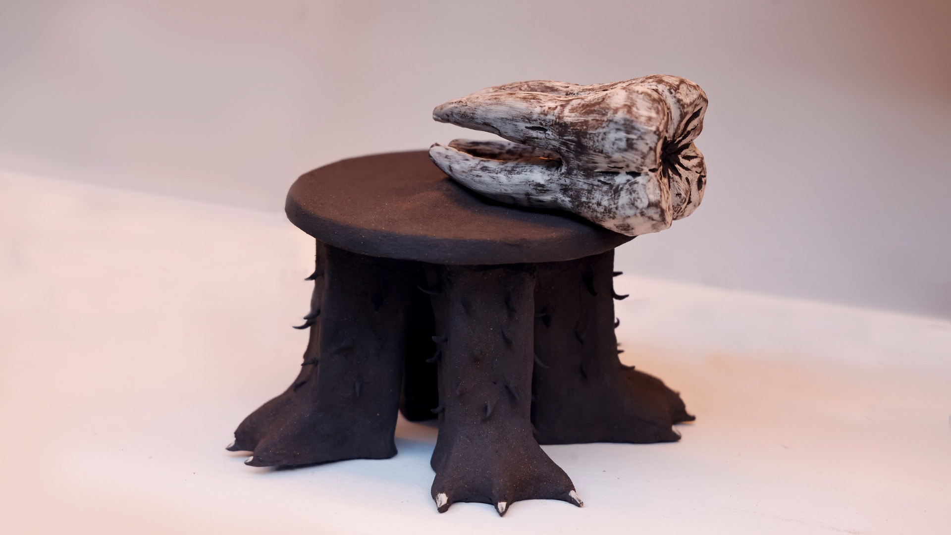 I made a chair with four monster feet use black clay.