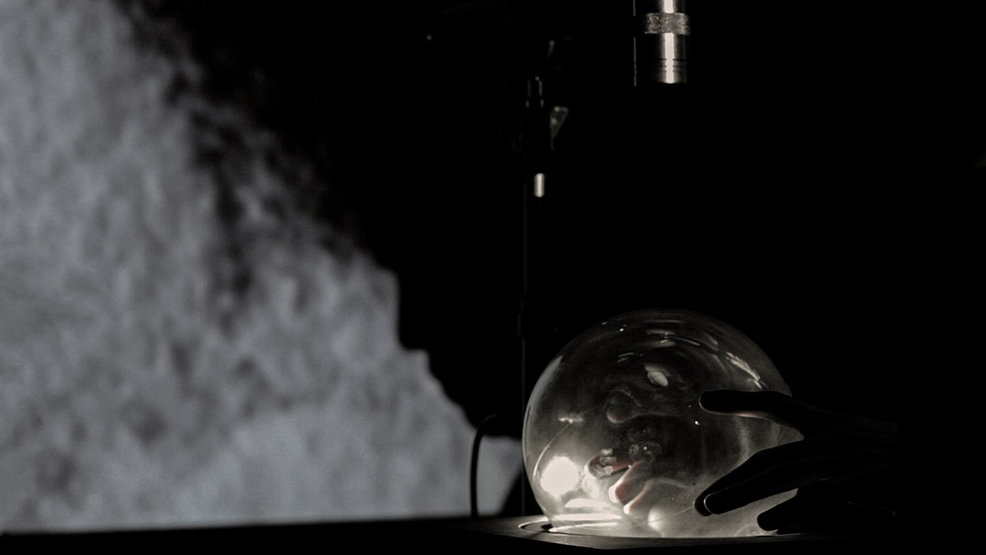 closer view of an audience interacting with the ballon of the installation