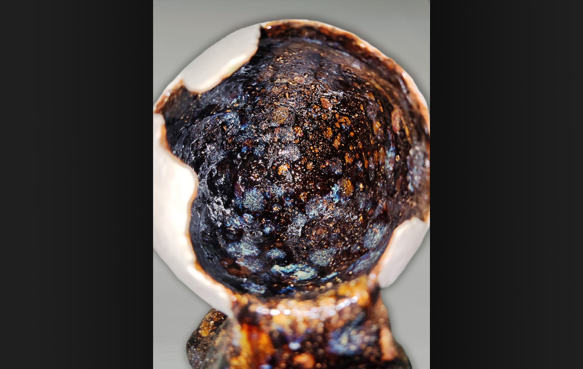 The glaze in the egg shell contains complex textures