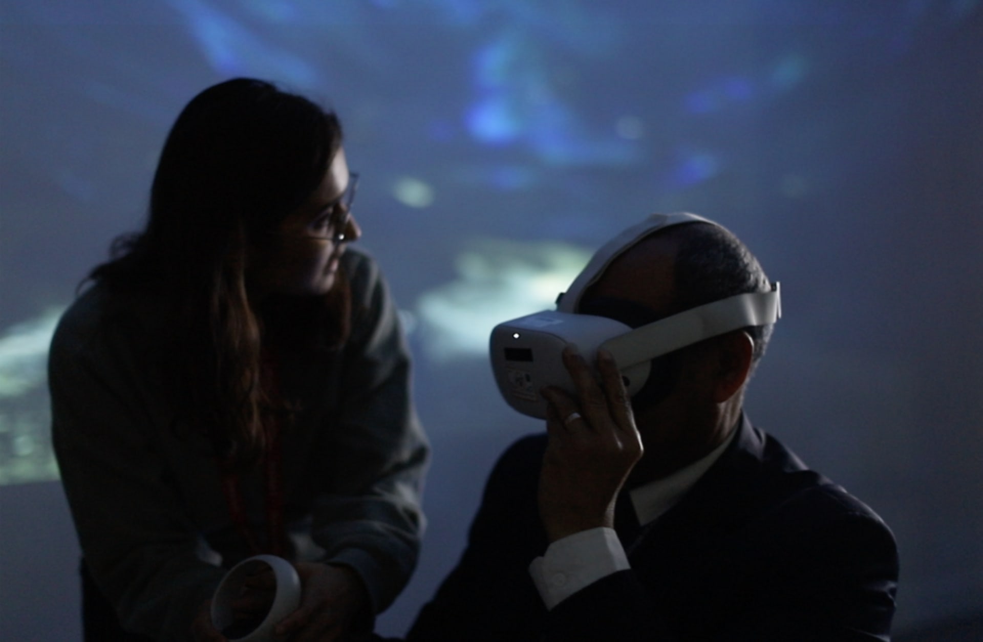 Madhavi explaining the VR controls to a participant