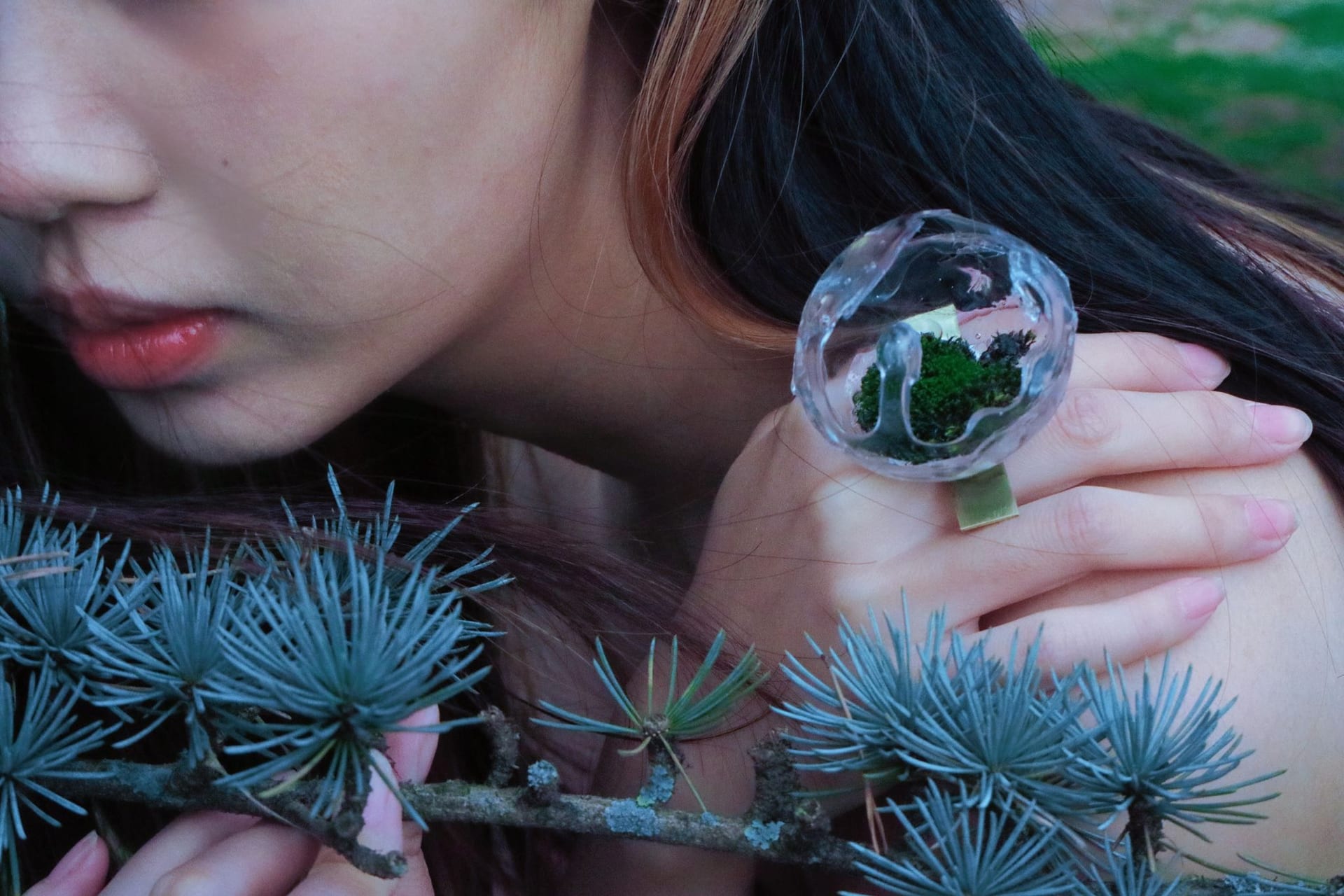 A set of jewelry pieces made of resin and brass and built around moss. As a vehicle for the marriage between humans and plants.