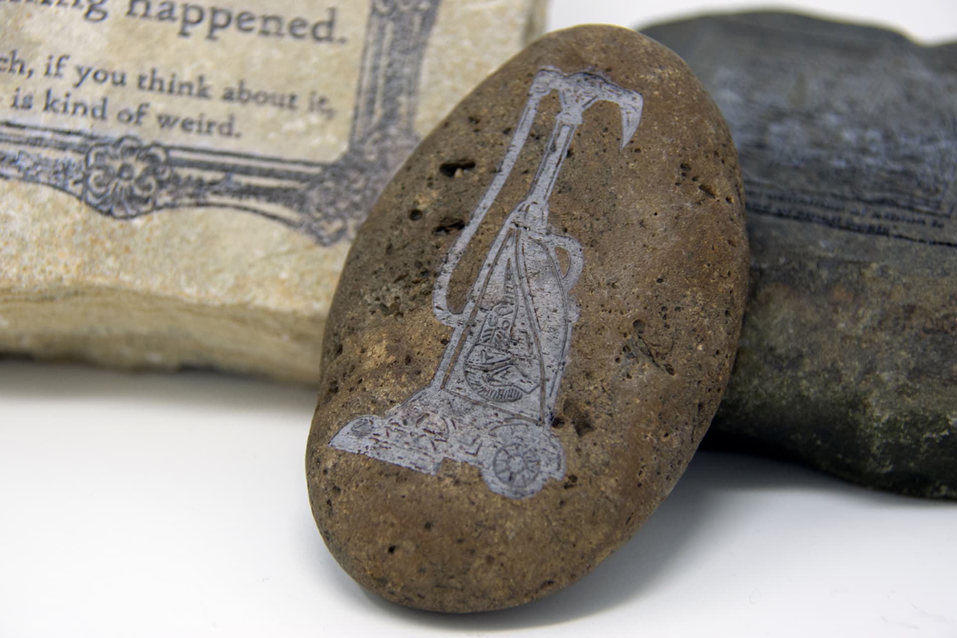 A stone with an etching of a Viking style hoover.