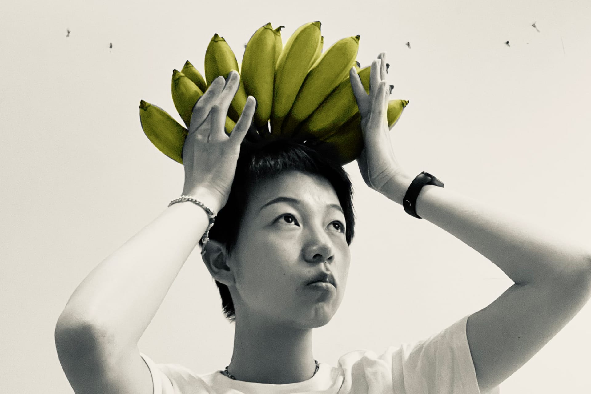 Qinghanyue Li carring a bunch of bananas on her head