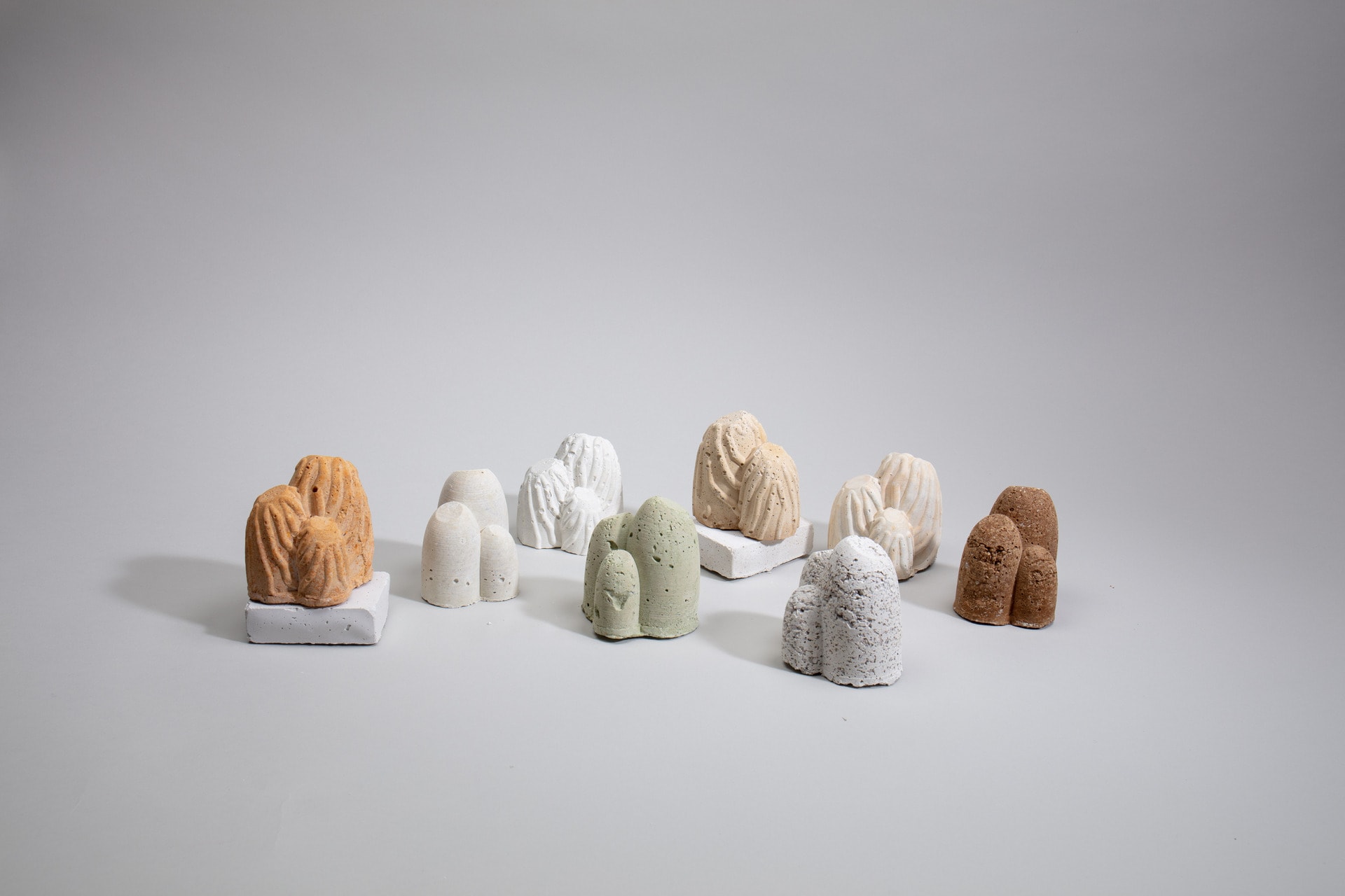 A collaboration with the colour alchemist Bethany Voak was made to develop natural pigments that can be added to the oyster capsules. 