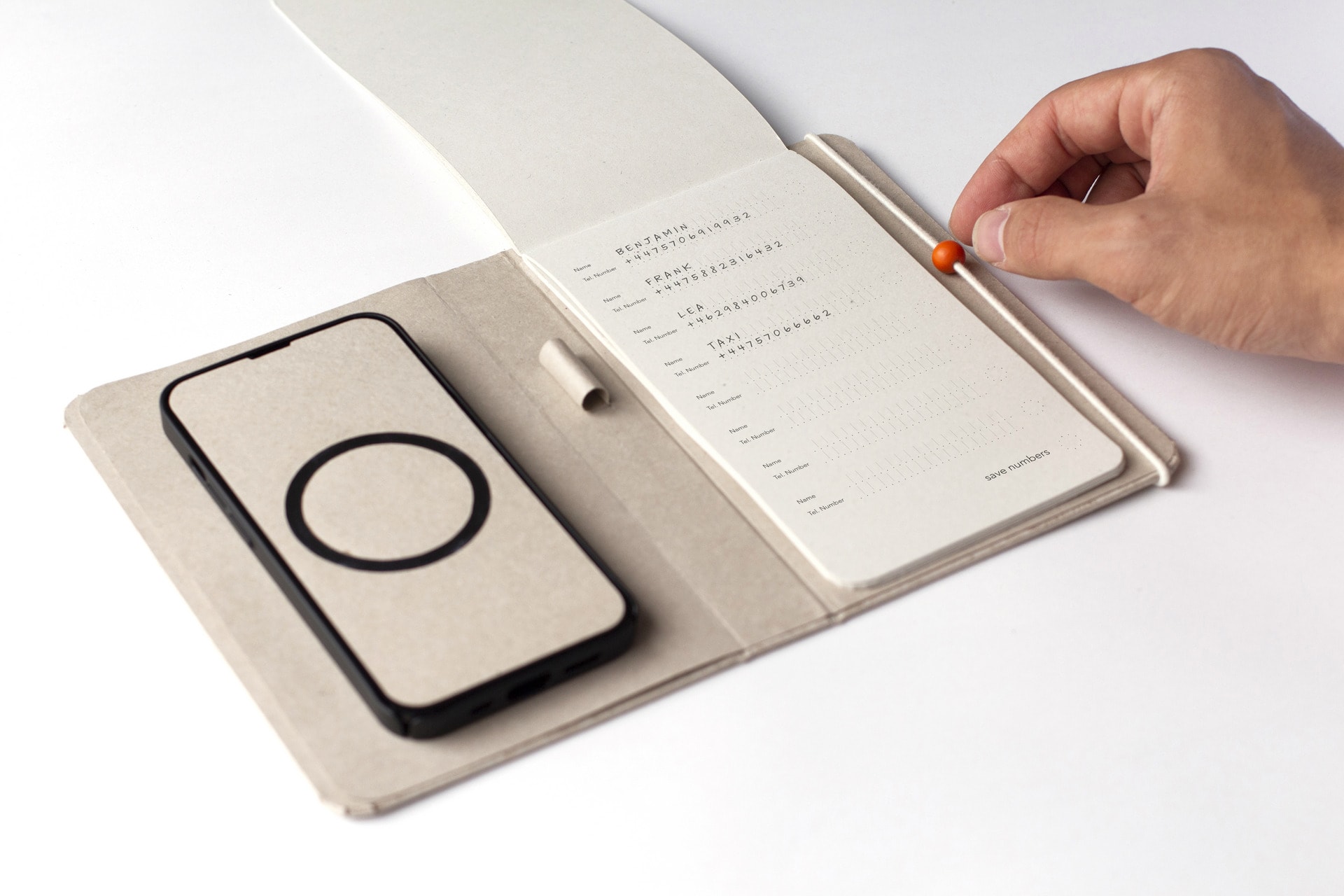 Detach includes, on the one hand, a physical book and on the other hand, an app that allows interacting with the phone without having to remove the paper cover throughout the entire journey.
The book 