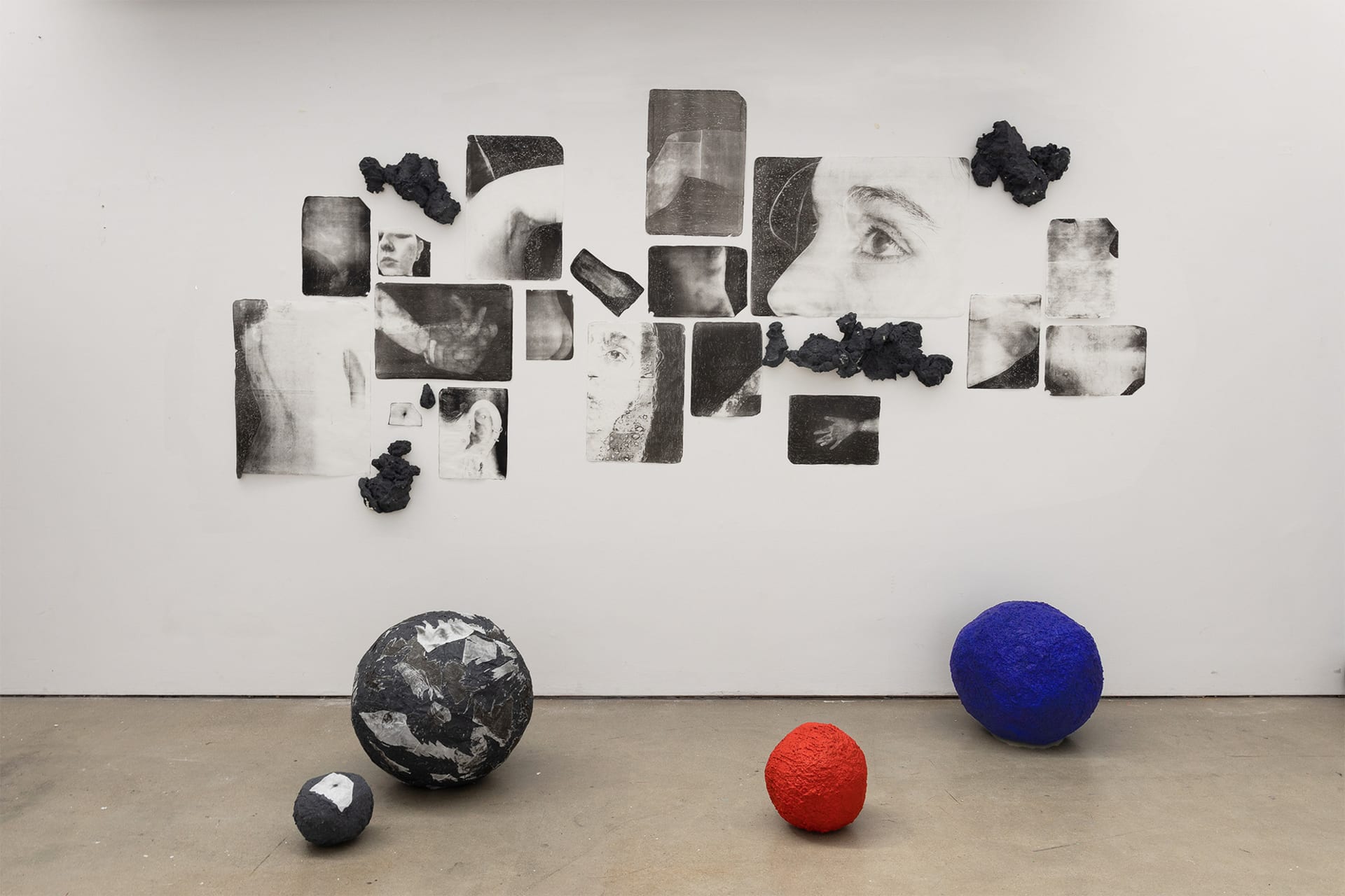 Installation consisting in a series of 18 stone lithographs hung on the wall and 4 boulders of different sizes in front of them.