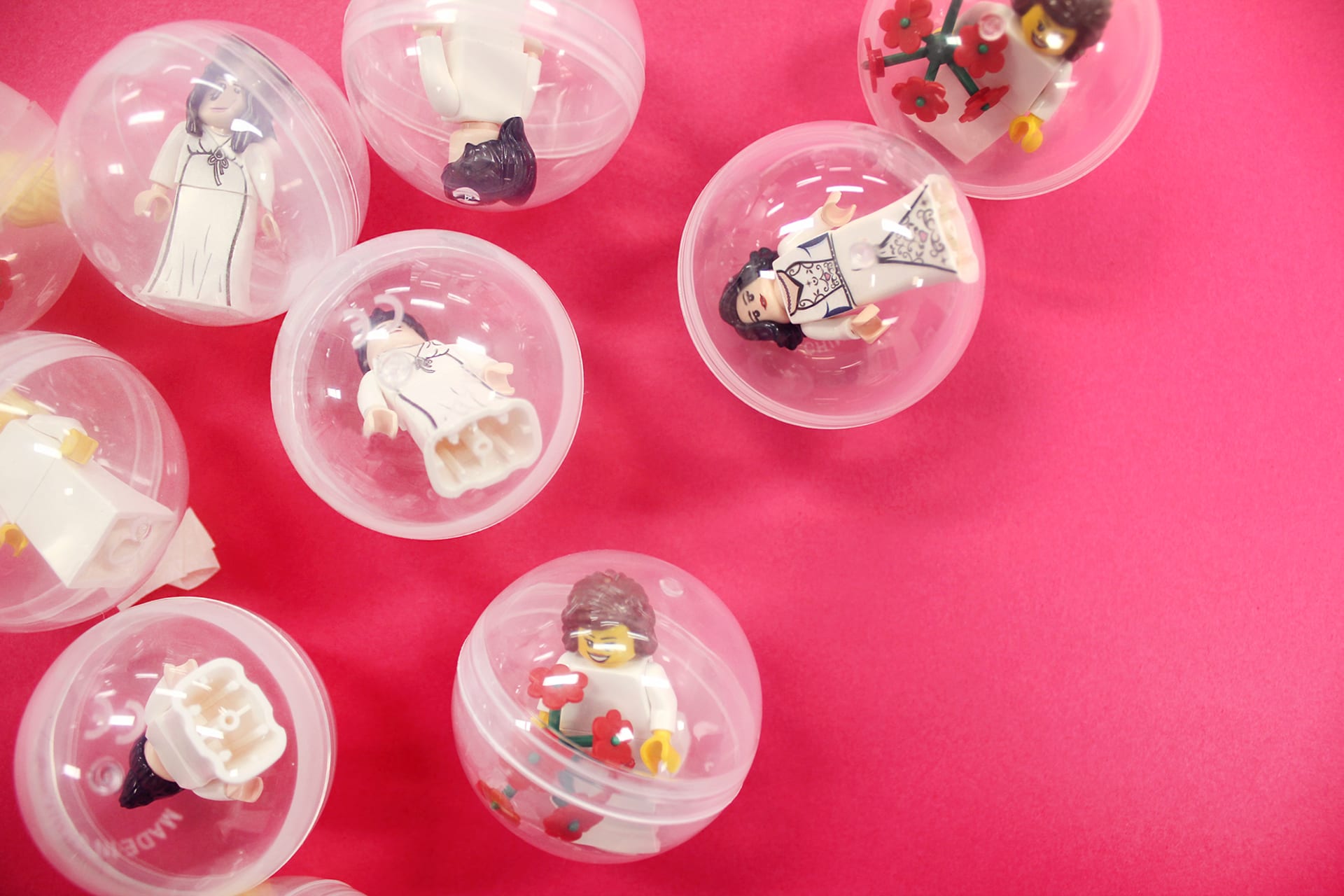 Bride dolls in the pack of toy capsules